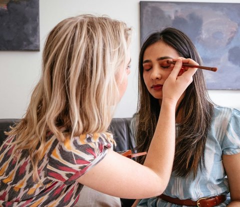 Thought to be Ghosting Make Up Artist because there is no news, it turns out the client died before graduation