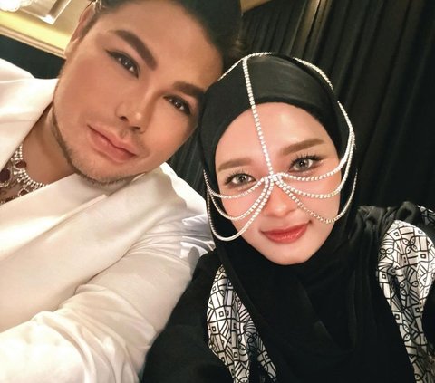 Gaya Glamor Inara Rusli dengan Headpiece Menjuntai di Fashion Show Ivan Gunawan