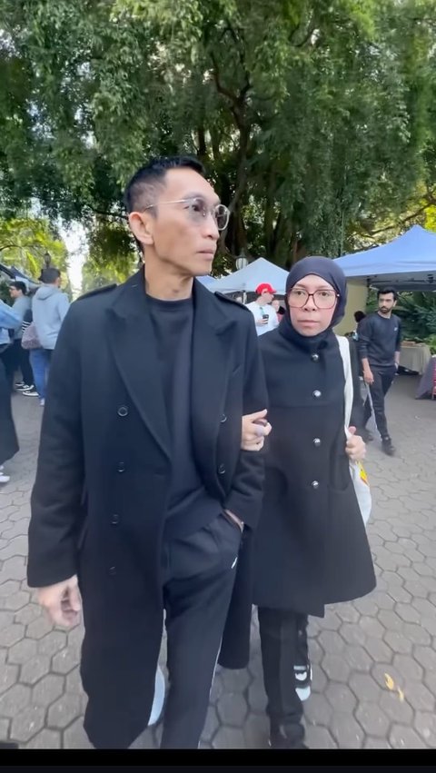 Potret Melly Goeslaw dan Anto Hoed Jalan-jalan di Australia, Nikmati Momen Kebersamaan dengan Anak Sebelum Mulai Kuliah