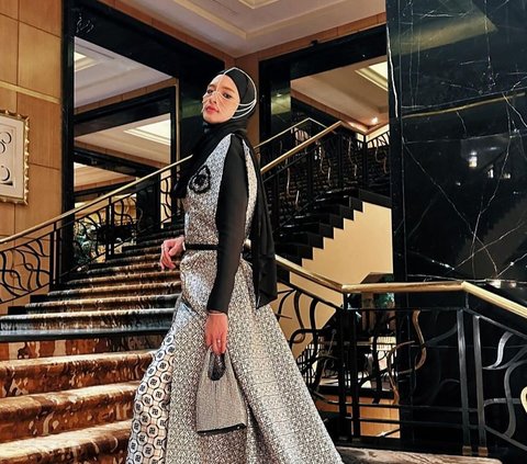 Gaya Glamor Inara Rusli dengan Headpiece Menjuntai di Fashion Show Ivan Gunawan