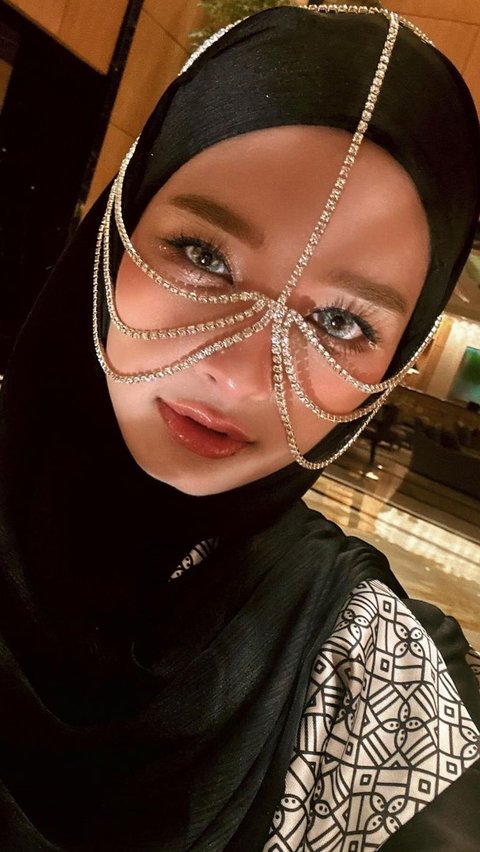 Gaya Glamor Inara Rusli dengan Headpiece Menjuntai Saat Hadiri Acara Fashion Show