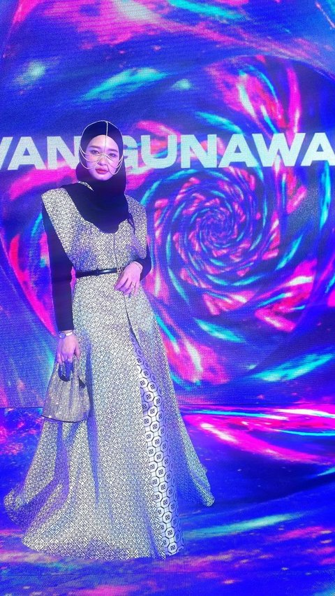 Gaya Glamor Inara Rusli dengan Headpiece Menjuntai di Fashion Show Ivan Gunawan