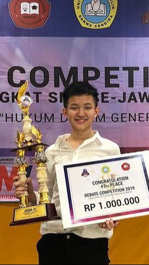 Telah berprestasi sejak lama, semasa SMA Maxwell kerap menjadi juara dalam lomba debat.