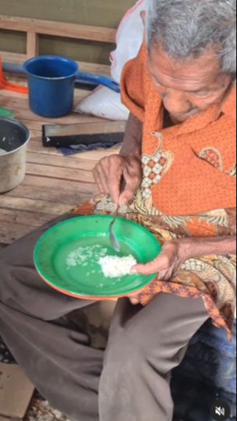 Viral Sad Moment: 90-Year-Old Grandfather Lives Alone, Ate Rice Mixed with Water Yesterday