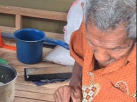 Sad Viral Moment: 90-Year-Old Grandfather Lives Alone, Eats Rice Mixed with Water