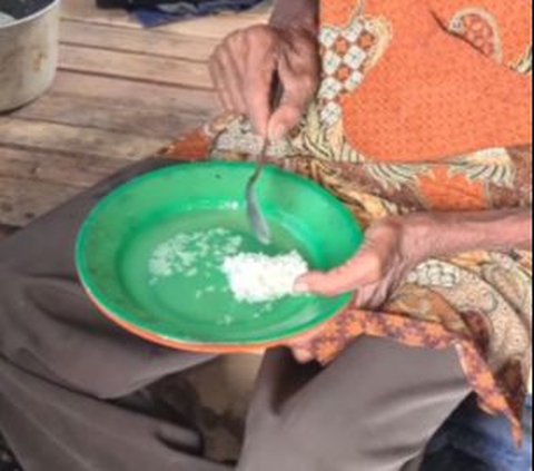 Sad Viral Moment: 90-Year-Old Grandfather Lives Alone, Eats Rice Mixed with Water