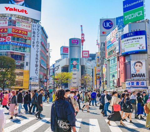 Surrounded by the Elderly, Japan Faces a Shortage of Half a Million Nurses by 2040