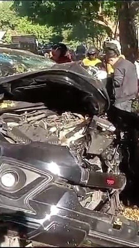 Mengantuk, ABG 15 Tahun Kendarai Fortuner Kecelakaan di Situbondo