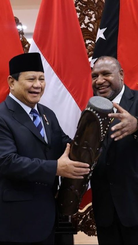 Prabowo Tepuk-Tepuk Hadiah PM Papua Nugini, Ingin Kerja Sama Pertukaran Perwira