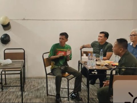 Santai Sambil Menikmati Kopi di Cafe, Mayjen Kunto Terhibur Pengamen Bawakan Lagu Nike Ardilla 'Senyum dong Jangan Sedih'