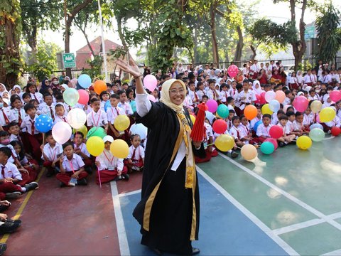 Momen Seru MPLS di Kota Surabaya, Kepala Sekolah dan Guru Dandan Jadi Hulk hingga Spiderman