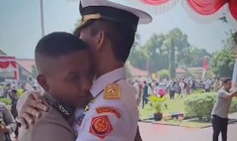 Bapaknya Jenderal Marinir TNI AL Anaknya Jadi Bintara Polri, Momen Peluk Cium Kelulusan Penuh Haru