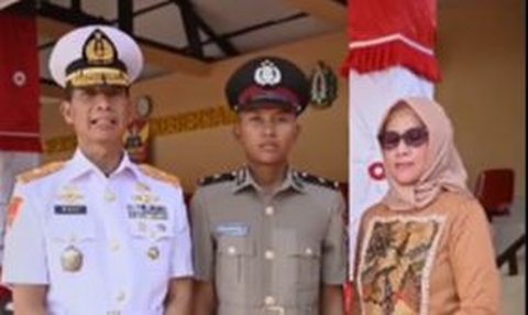 Bapaknya Jenderal Marinir TNI AL Anaknya Jadi Bintara Polri, Momen Peluk Cium Kelulusan Penuh Haru