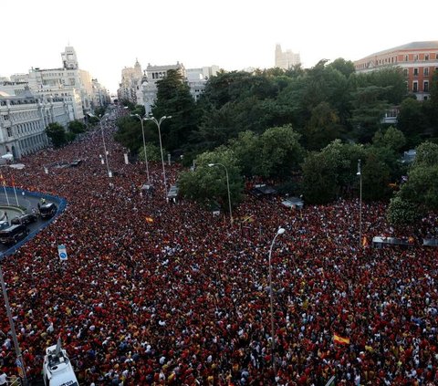 Kepulangan mereka disambut dengan penuh suka cita oleh ribuan pendukung yang memadati jalan-jalan ibu kota dalam sebuah parade perayaan yang meriah. Foto: Reuters <br>