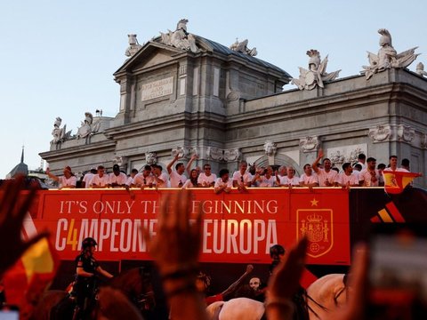 FOTO: Parade Kemenangan Spanyol Arak Piala Euro 2024, Lautan Pendukung Sambut Meriah di Plaza Cibeles Madrid