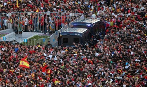 FOTO: Parade Kemenangan Spanyol Arak Piala Euro 2024, Lautan Pendukung Sambut Meriah di Plaza Cibeles Madrid