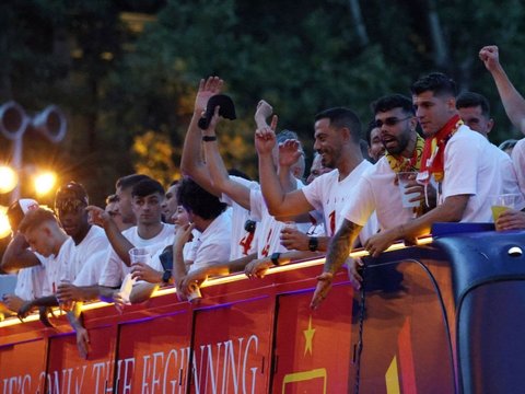 FOTO: Parade Kemenangan Spanyol Arak Piala Euro 2024, Lautan Pendukung Sambut Meriah di Plaza Cibeles Madrid