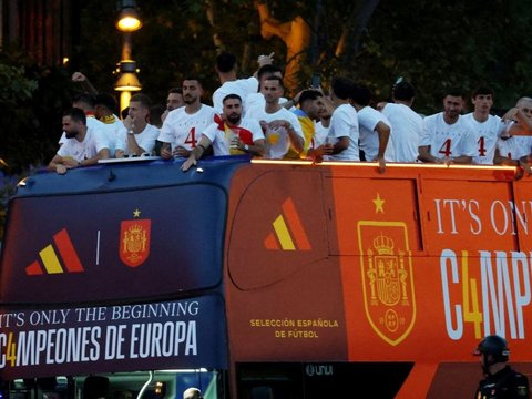 FOTO: Parade Kemenangan Spanyol Arak Piala Euro 2024, Lautan Pendukung Sambut Meriah di Plaza Cibeles Madrid