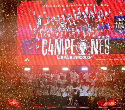 FOTO: Parade Kemenangan Spanyol Arak Piala Euro 2024, Lautan Pendukung Sambut Meriah di Plaza Cibeles Madrid