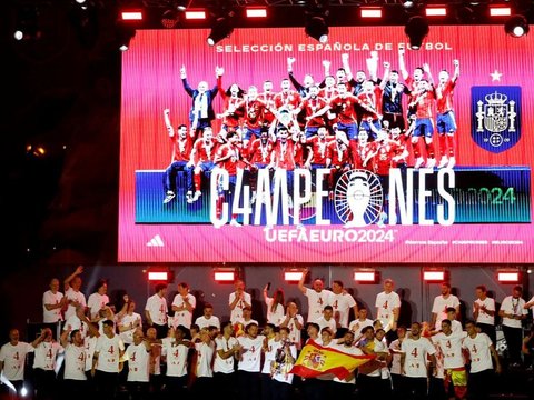 FOTO: Parade Kemenangan Spanyol Arak Piala Euro 2024, Lautan Pendukung Sambut Meriah di Plaza Cibeles Madrid