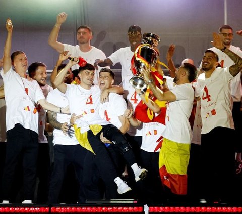 FOTO: Parade Kemenangan Spanyol Arak Piala Euro 2024, Lautan Pendukung Sambut Meriah di Plaza Cibeles Madrid