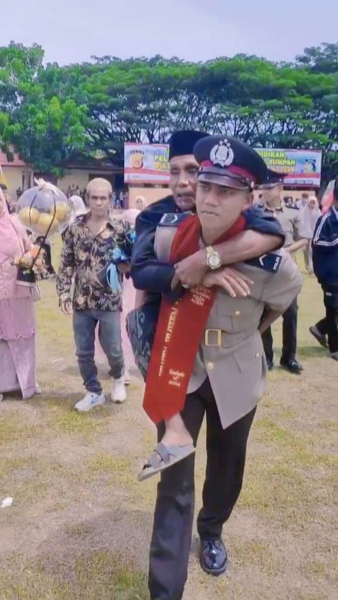 Viral Polisi Gendong Ayahnya yang Sakit saat Momen Pelantikan Aksinya Tuai Pujian