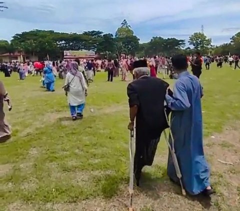 Viral Polisi Gendong Ayah yang Sakit di Momen Pelantikannya, Aksinya Tuai Pujian