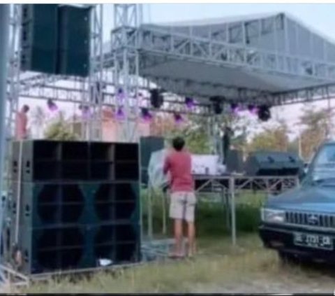 Happy to be a Widower, Lampung Man Celebrates Divorce like a Wedding Party with Entertainment Stage and Flower Arrangements