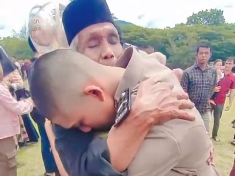 Viral Polisi Gendong Ayah yang Sakit di Momen Pelantikannya, Aksinya Tuai Pujian