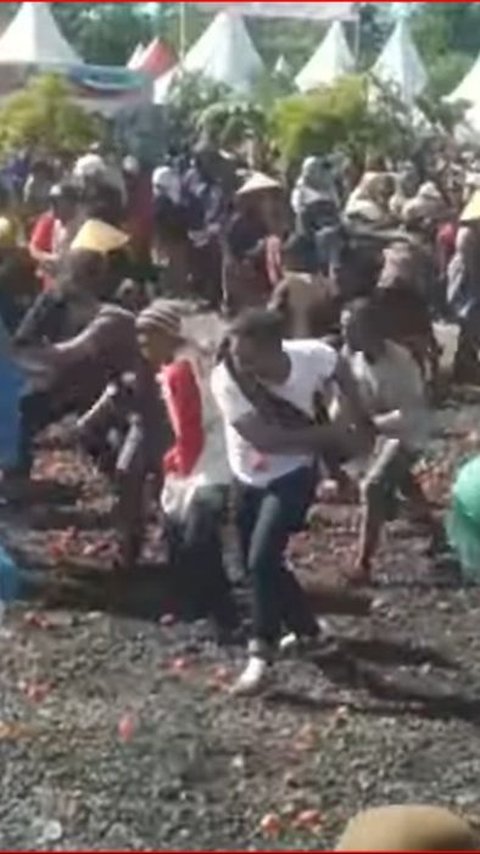 Mengenal Tradisi Perang Tomat di Lereng Gunung Slamet, Wujud Syukur dari Panen Buah Melimpah