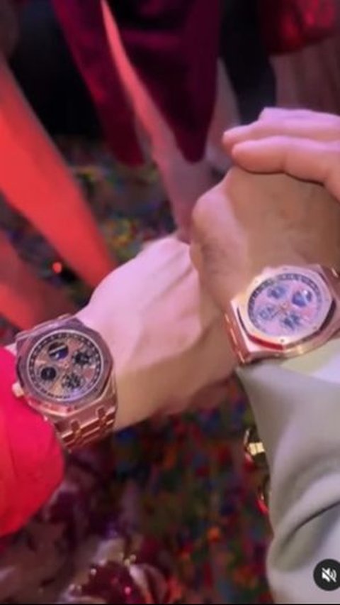 One of the guests who received the watch is Shah Rukh Khan.