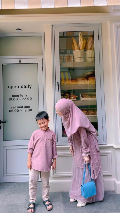 While Carrying a Baby, Portrait of Larissa Chou Accompanies Yusuf to Enter Elementary School for the First Time.