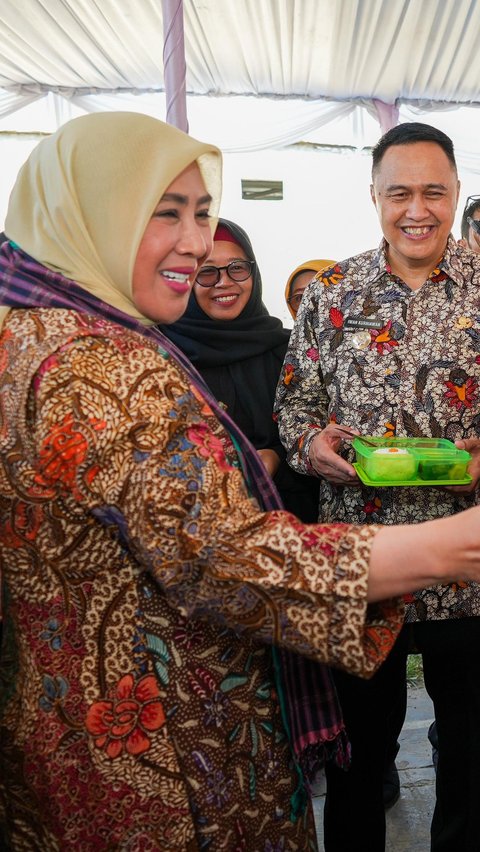 Momen Istri Mendagri Suapi Anak Stunting di Lebak