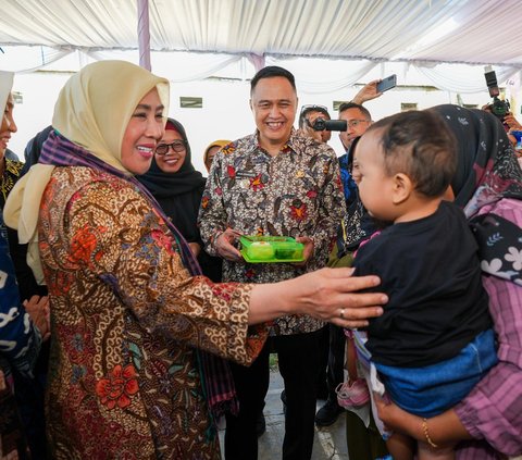 Momen Istri Mendagri Suapi Anak Stunting di Lebak