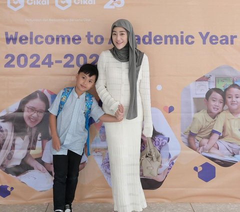 While Carrying a Baby, Larissa Chou Captures the Moment of Being with her Son at School