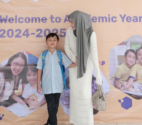 While Carrying a Baby, Larissa Chou Captures the Moment of Being with her Son at School