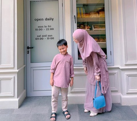 While Carrying a Baby, Larissa Chou Captures the Moment of Being with her Son at School