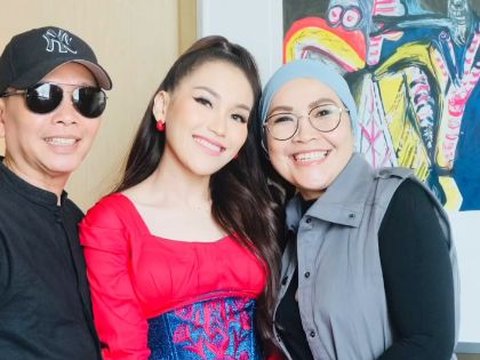 Suapin Ayu Ting Ting to Eat Before Work, Umi Kalsum is Criticized by Netizens