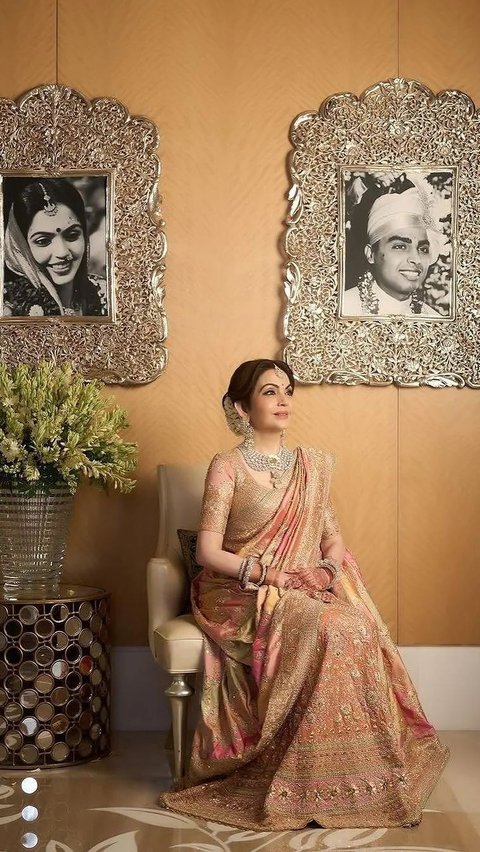 Seperti dalam foto ini, Nita Ambani memakai kalung 180 karat yang dibuat khusus selama 1.000 jam.