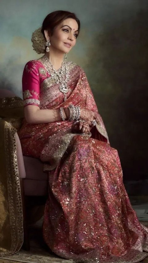 Nita Ambani also looked graceful in a red saree.