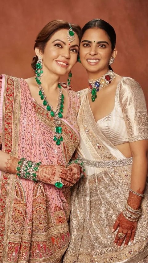 Not only wearing a necklace, Nita Ambani also complements her appearance with earrings and emerald bracelets, which are estimated to cost trillions of rupiah.