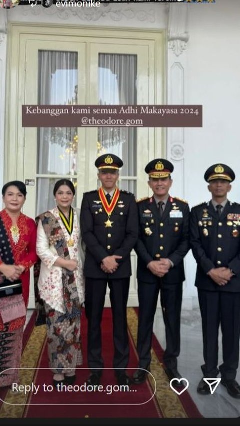 Setelah dilantik Jokowi, Theodore terlihat mengabadikan momen foto bersama orangtua dan juga Gubernur AKpol Irjen Krisno Siregar serta istri.