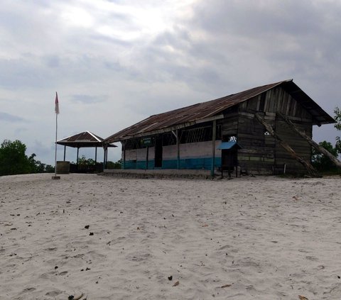 Sad! SD in Gresik Only Gets 4 New Students, the Building Becomes a Bat Nest