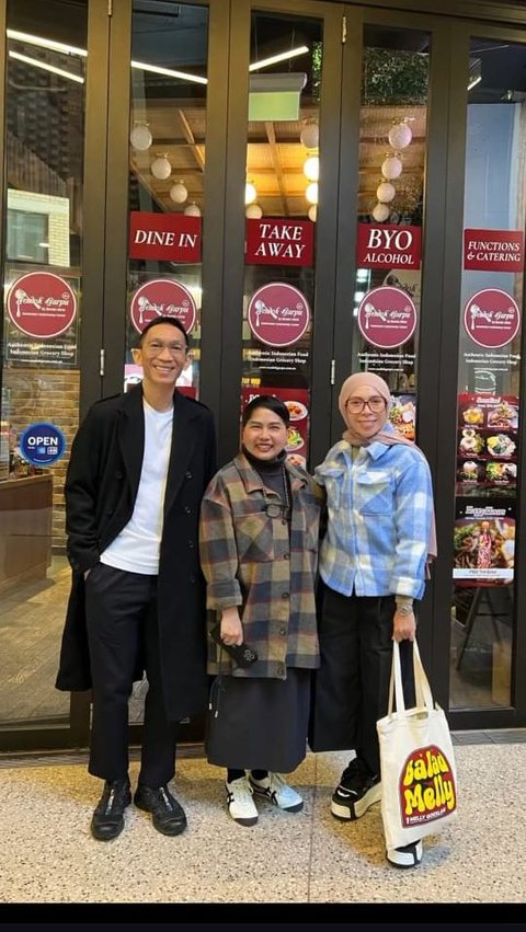 Liburan di Brisbane, Melly Goeslaw Bahagia Ada Restoran Indonesia di Dekat Tempat Tinggal Anaknya 'Bisa Titip Abe'<br>