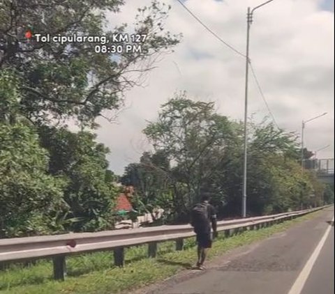 Temui Pria Muda Jalan di Tepi Tol, Aksi Polisi Beri Bantuan Tumpangan hingga Ajak Makan Bareng Ini Tuai Pujian