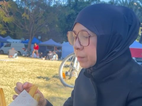 Liburan di Brisbane, Melly Goeslaw Bahagia Ada Restoran Indonesia di Dekat Tempat Tinggal Anaknya 'Bisa Titip Abe'