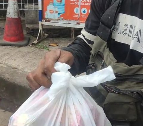 Temui Pria Muda Jalan di Tepi Tol, Aksi Polisi Beri Bantuan Tumpangan hingga Ajak Makan Bareng Ini Tuai Pujian