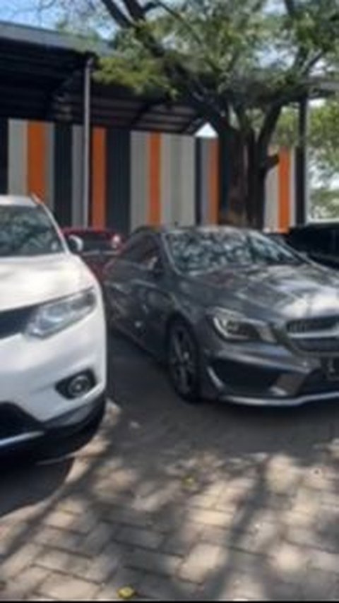 Begini Isi Parkiran Kampus 'Crazy Rich' Surabaya, Mobil Miliaran Terpajang