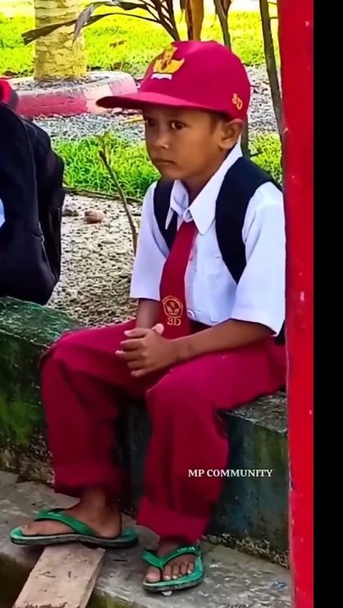 Senyum Manis Firdaus, Bocah SD yang Masuk Sekolah Pakai Sandal Jepit karena Orangtua Belum Punya Uang