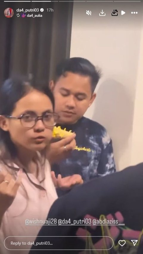 Dari unggahan IG Story Aulia DA, terlihat Putri Isnari dan Abdul Azis sedang asyik menikmati makanan sambil bermain bersama teman-temannya.